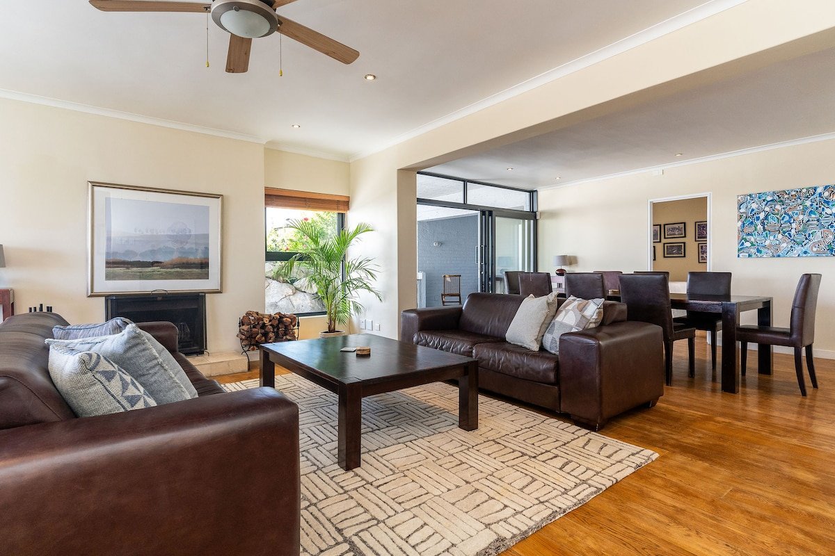 Contemporary Holiday Home on Camps Bay Beach gallery image 3