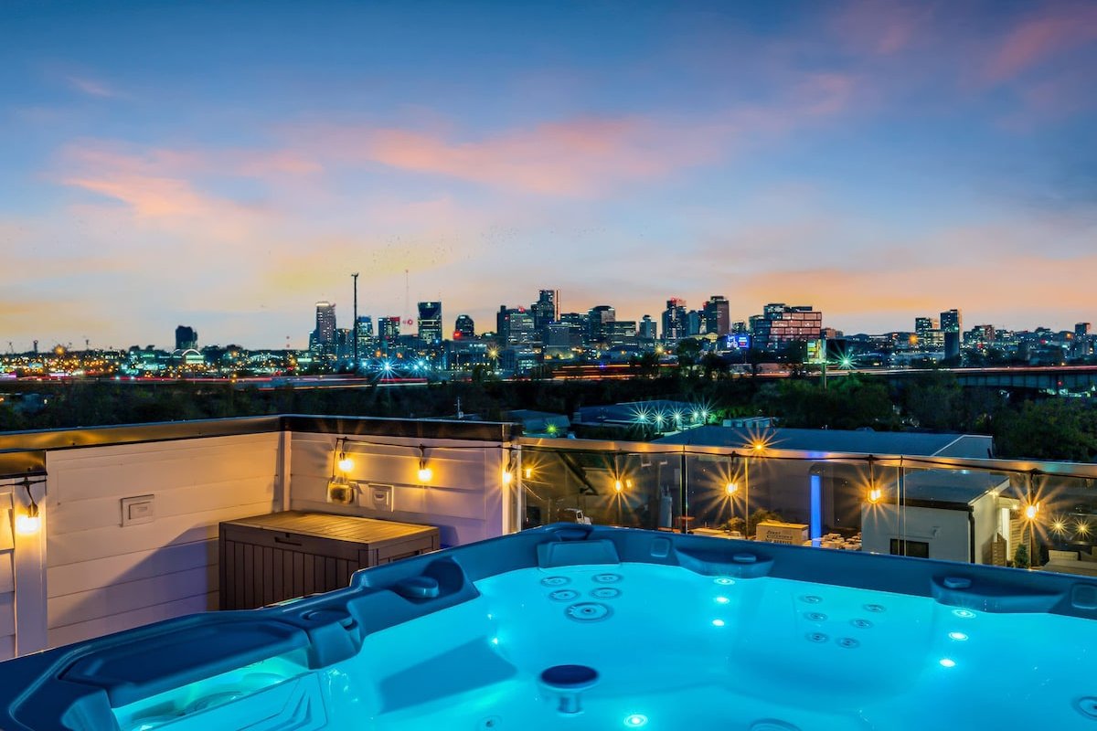 Two Hot Tubs And Karaoke 9 Minutes To Broadway Fun gallery image 4