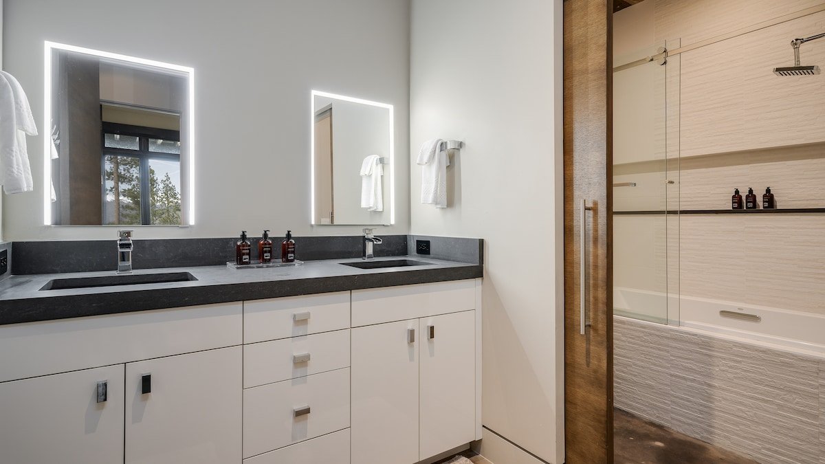 Hot Tub + Ski Shuttle – Vickery’s Vantage gallery image 2