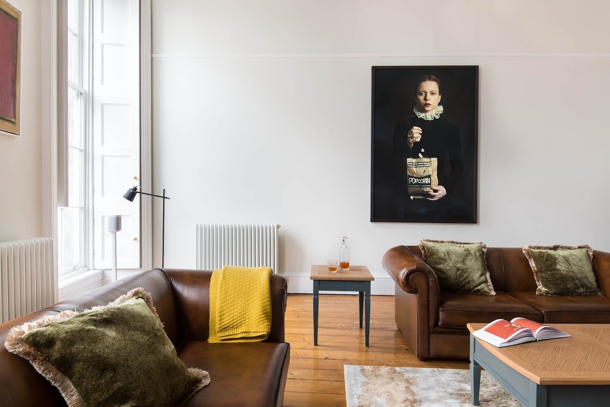 Magnificent Georgian 3-BR Apartment in New Town gallery image 4