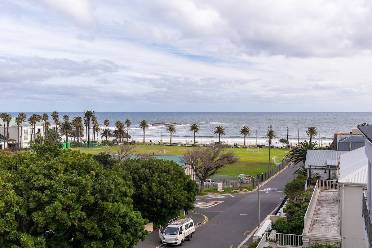 Beachside Villa – 2 minute walk to Camps Bay Beach gallery image 2