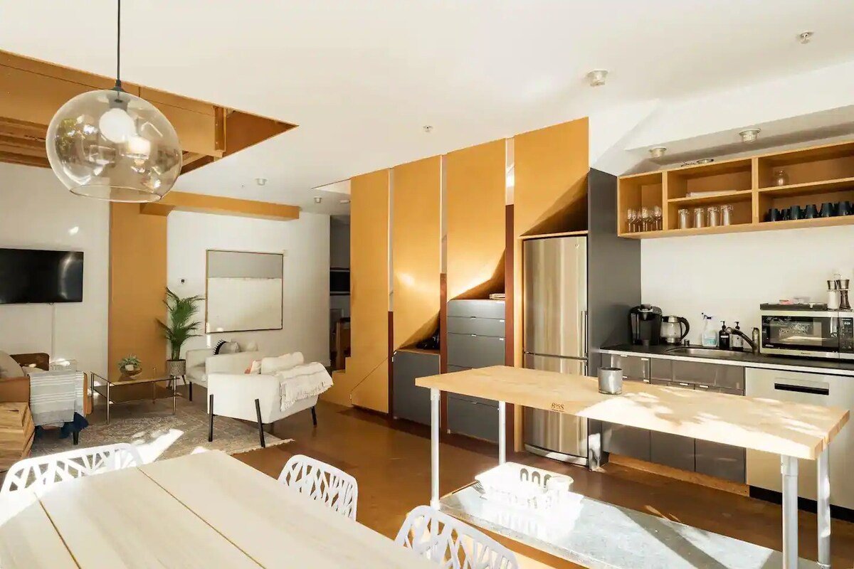 Stylish Seattle Eco Loft | 5BR + City Views gallery image 4