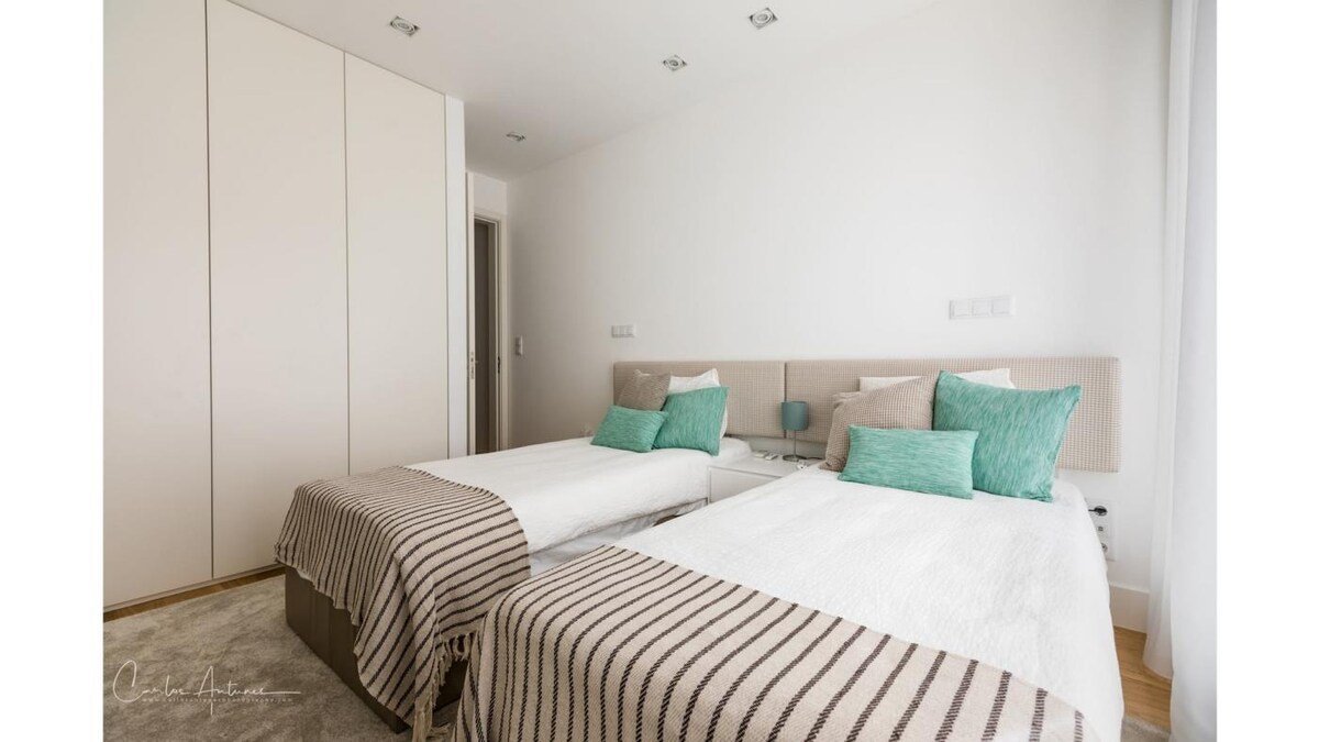 Superb Modern and Unique Liberdade Apt gallery image 5