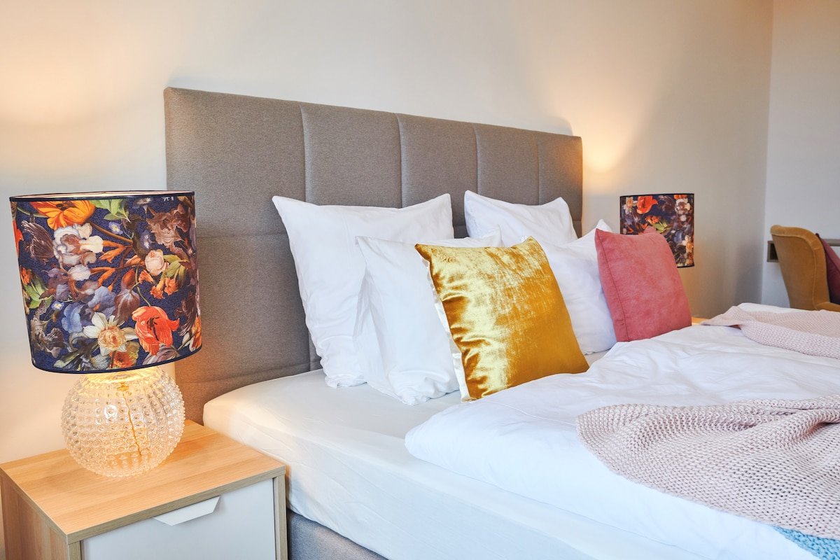 Bright Old Town 4-bedroom Apartment (6F) gallery image 5