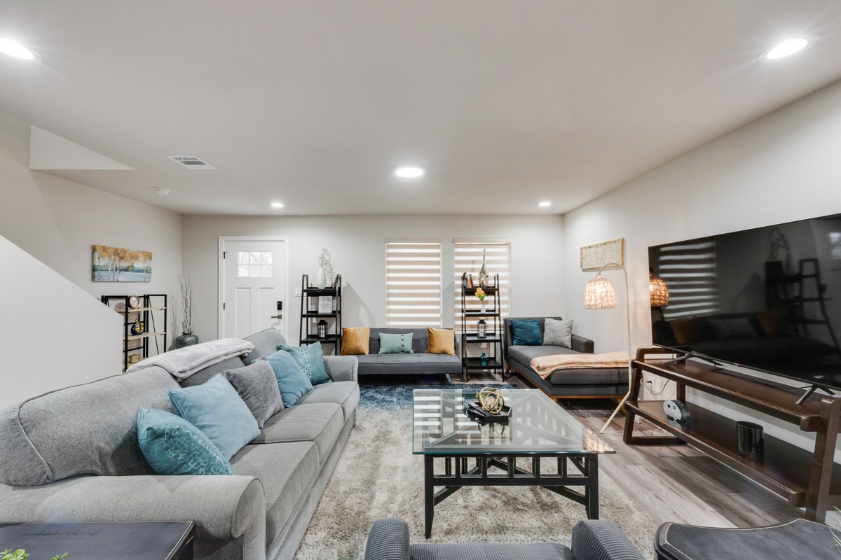 Happy big Home with 2 living area near Stockyards