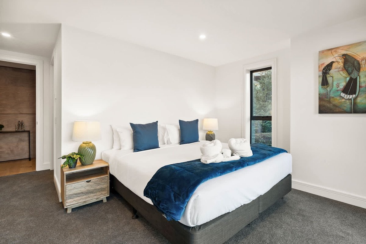 Elevated Tranquility, Luxe Lakeview Horizons gallery image 3