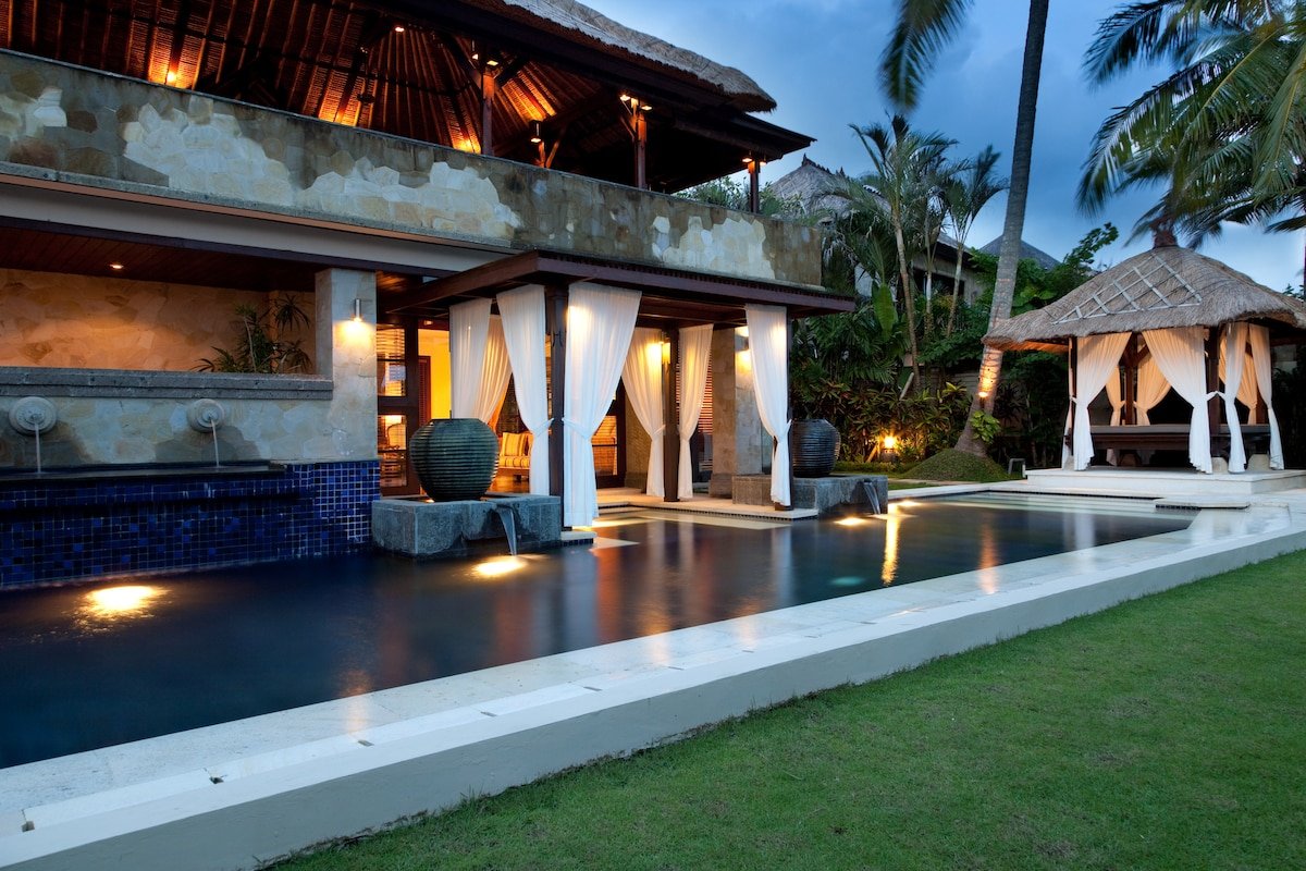 5 Bedroom Luxury Oceanfront Villa in Tanah Lot