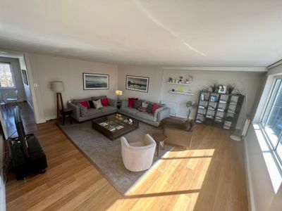 Fancy and bright 3-bedrooms on Sloane Avenue