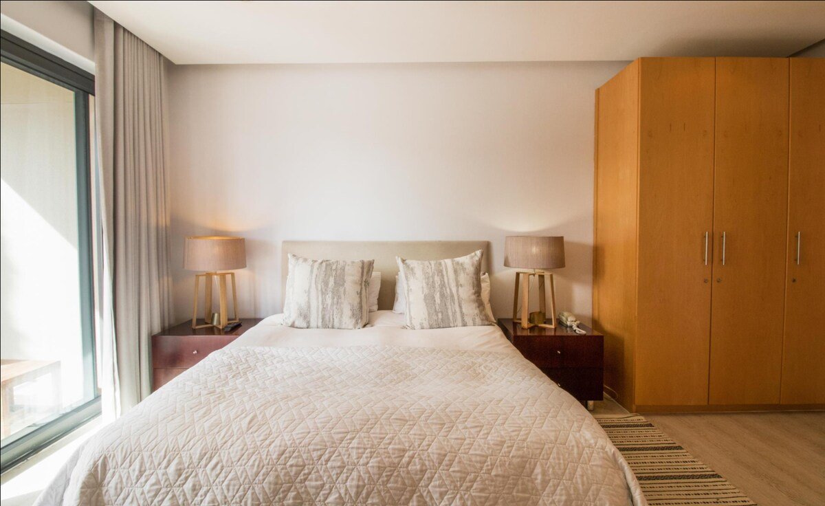 Exquisite 2-Bed waterfront living! gallery image 4