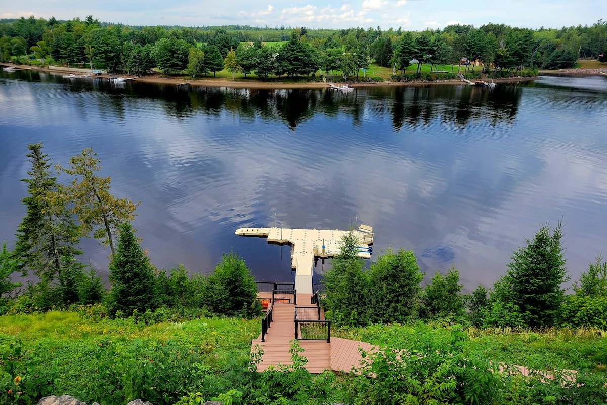 Charming Modern Waterfront Cottage gallery image 3