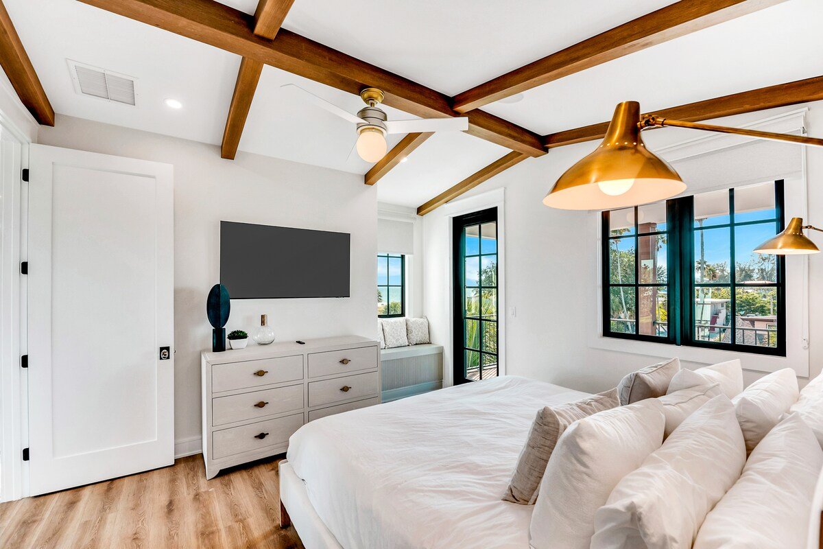 Pool, Rooftop Putting green, Golf cart, and Bikes! gallery image 3