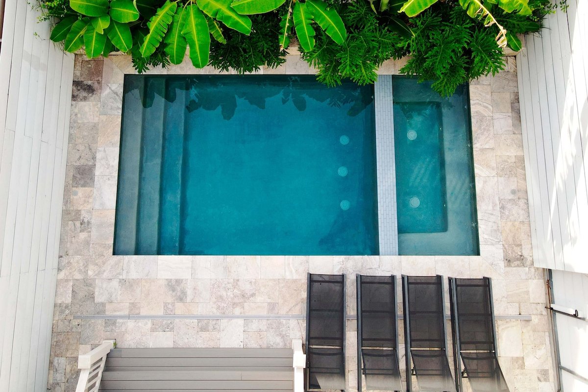 Stylish 7 Bedroom Luxe Home | Heated Pool & Spa gallery image 3