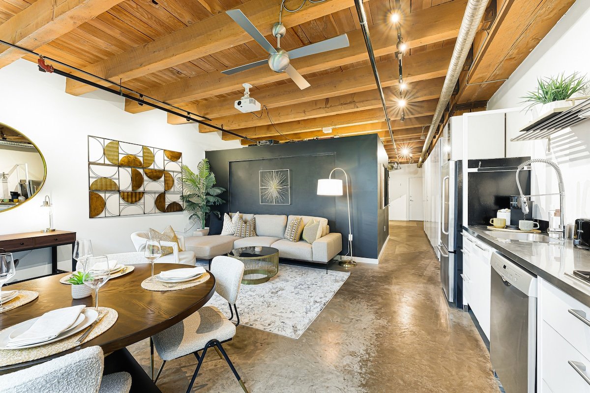 Spacious Gastown Loft | 2Bed | Secure Parking | AC gallery image 5
