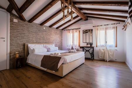 Ponte di Pietra – Loggia Rialto Apartments