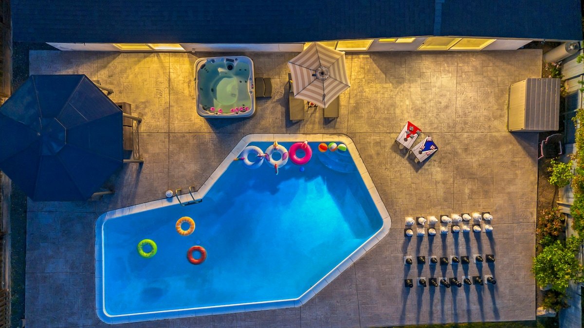 Central Location•Scenic View•Pool•HotTub•Spacious gallery image 2