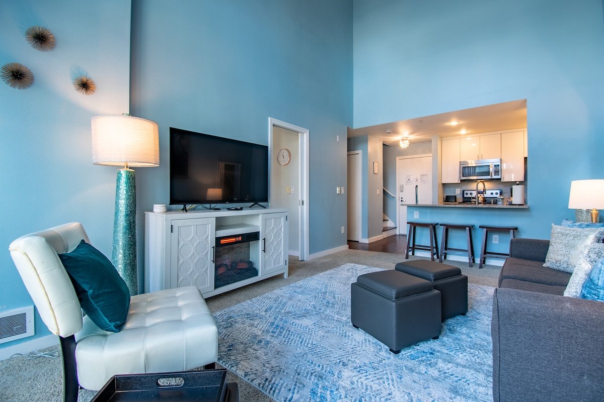 Beautiful 2 Story Penthouse w/ Pool & Free Parking gallery image 4