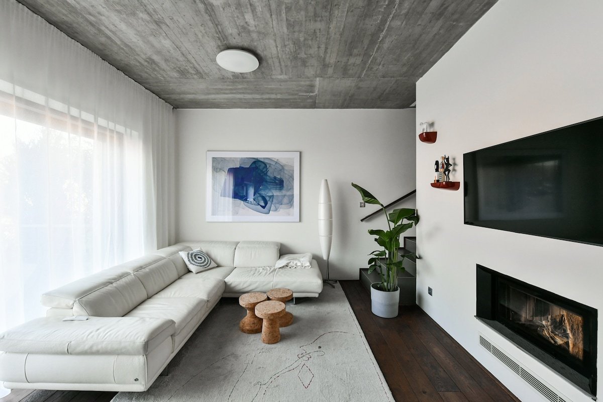 A Modern House with Garden close to Metro station gallery image 2