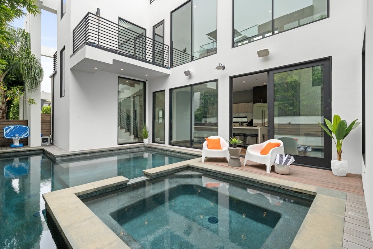 The Palms Pad – arcade, golf, sauna & gym! gallery image 2