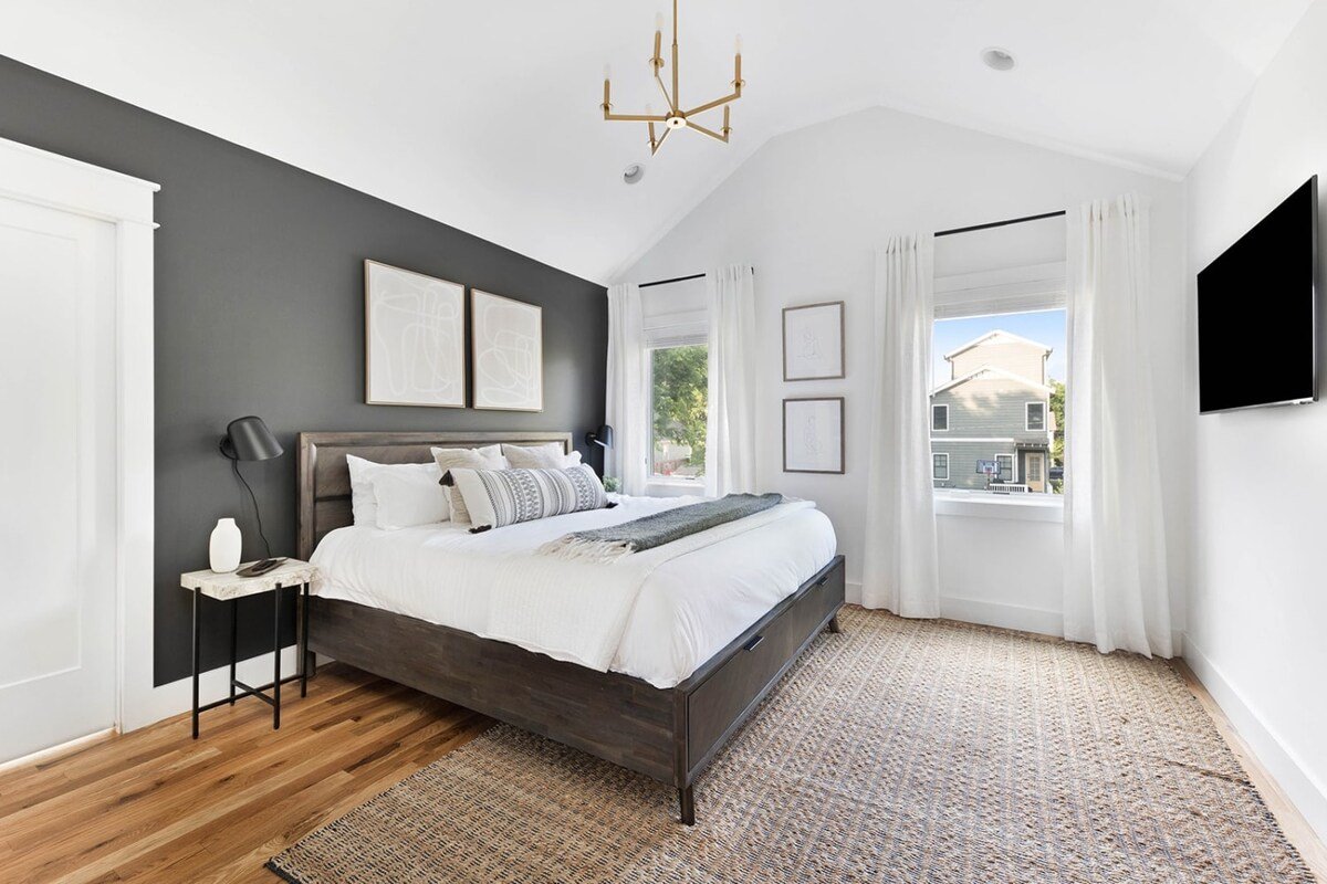 The Hadley House – Cozy Porch + Fenced in Backyard gallery image 5