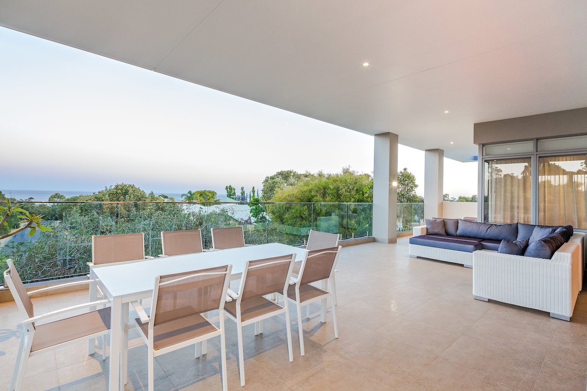 La Vacanza—Luxe Spacious Home with Ocean Views gallery image 2