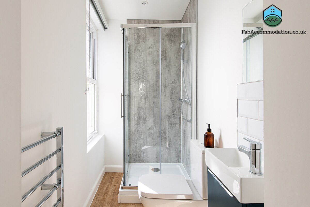 Stylish-5bed-5bath-FreeParking-By FabAccommodation gallery image 5