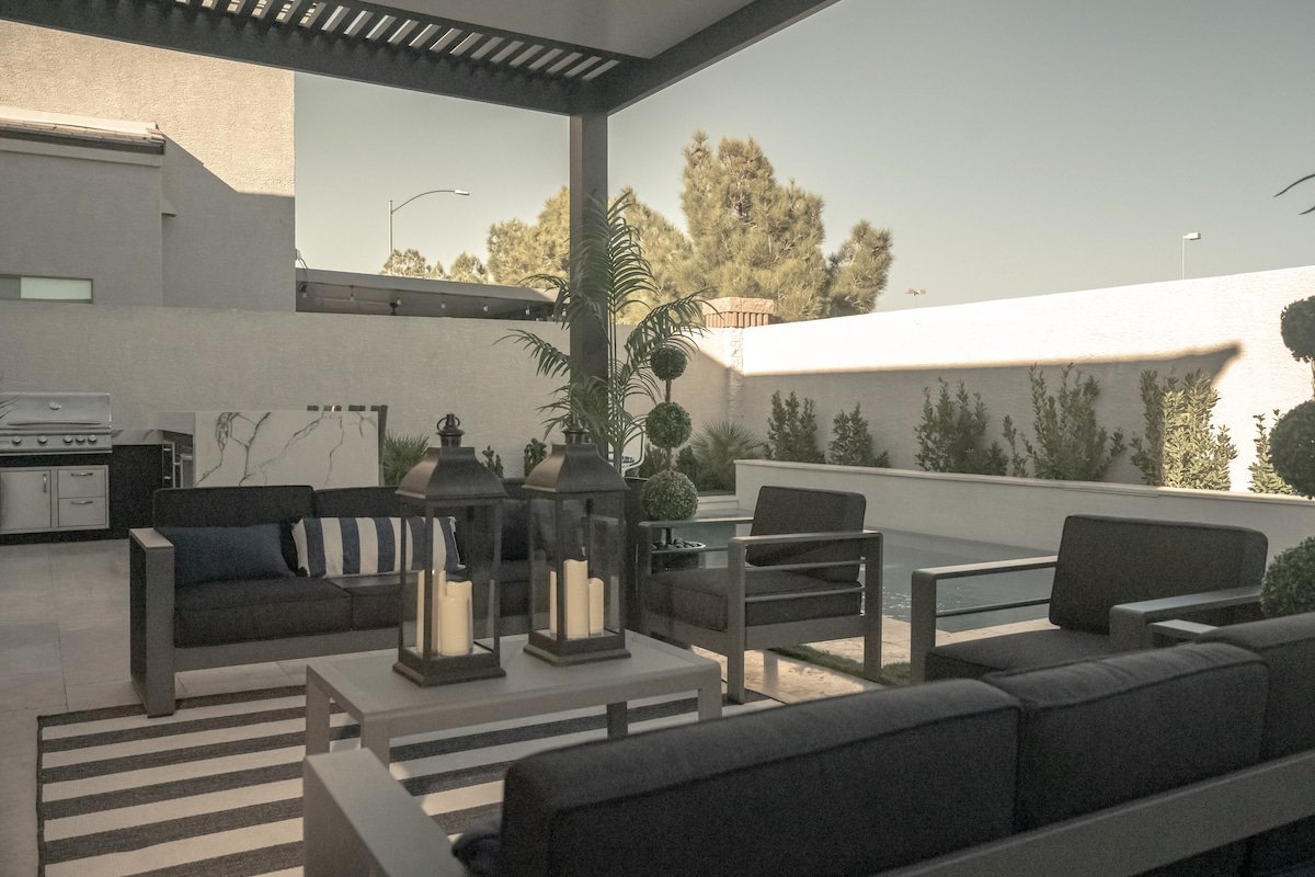 Luxury Oasis – Heated Pool – 10 mins From Strip! gallery image 3