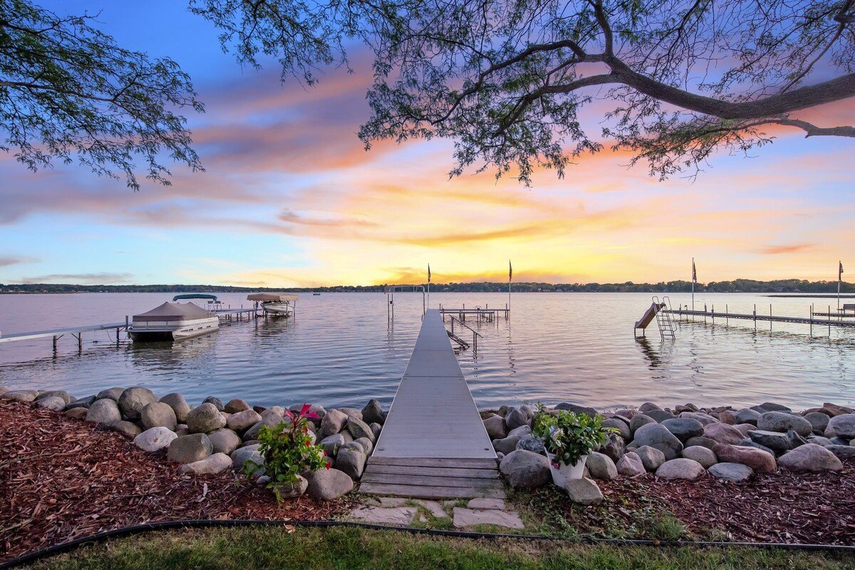 Lakefront Family Retreat gallery image 3