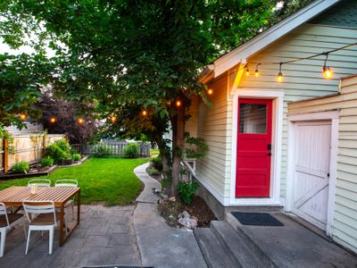 Downtown Garden Getaway-Cozy home near downtown Bo