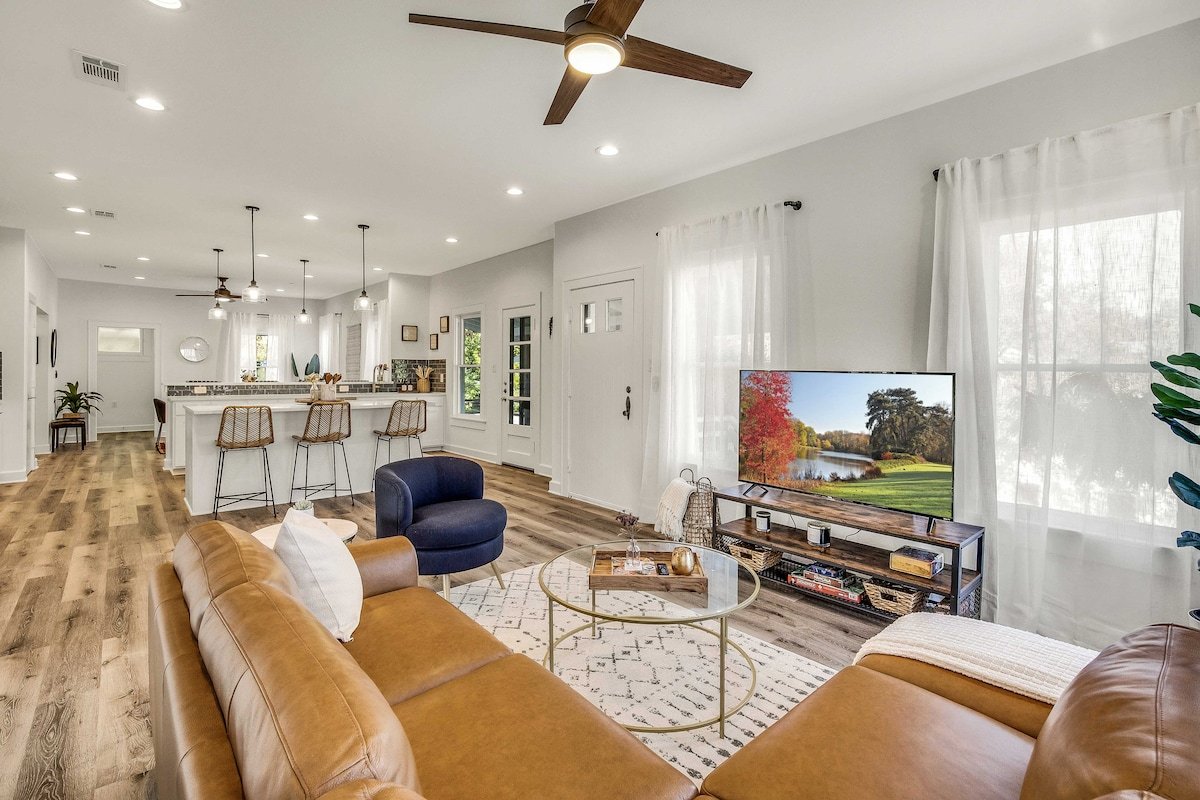 Charming downtown Austin 6 bedroom Mansion gallery image 2