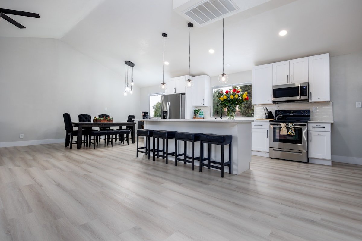 Modern Upscale Vegas Oasis Home w/Sparkling Pool gallery image 2