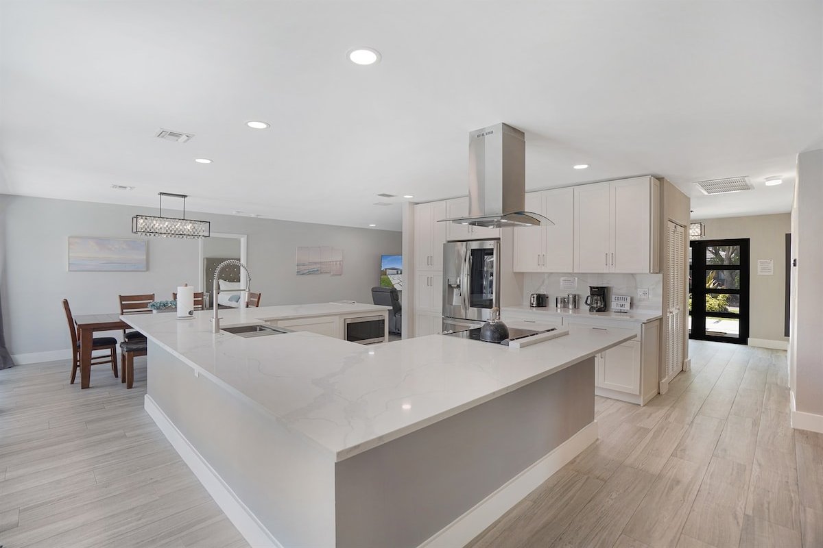 Walk to the Beach! Managed by BNR Vacation Rentals gallery image 5