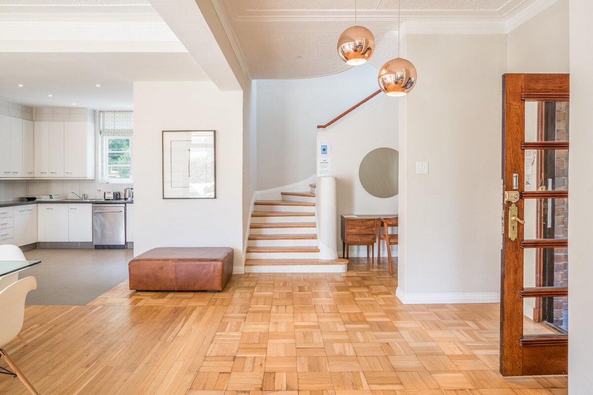 Camps Bay Gorgeous Bright Spacious Home gallery image 4