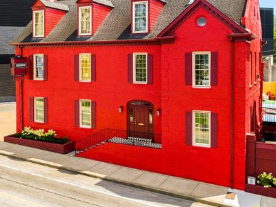 FlyghtHouse | Private Pickleball & Luxe Amenities