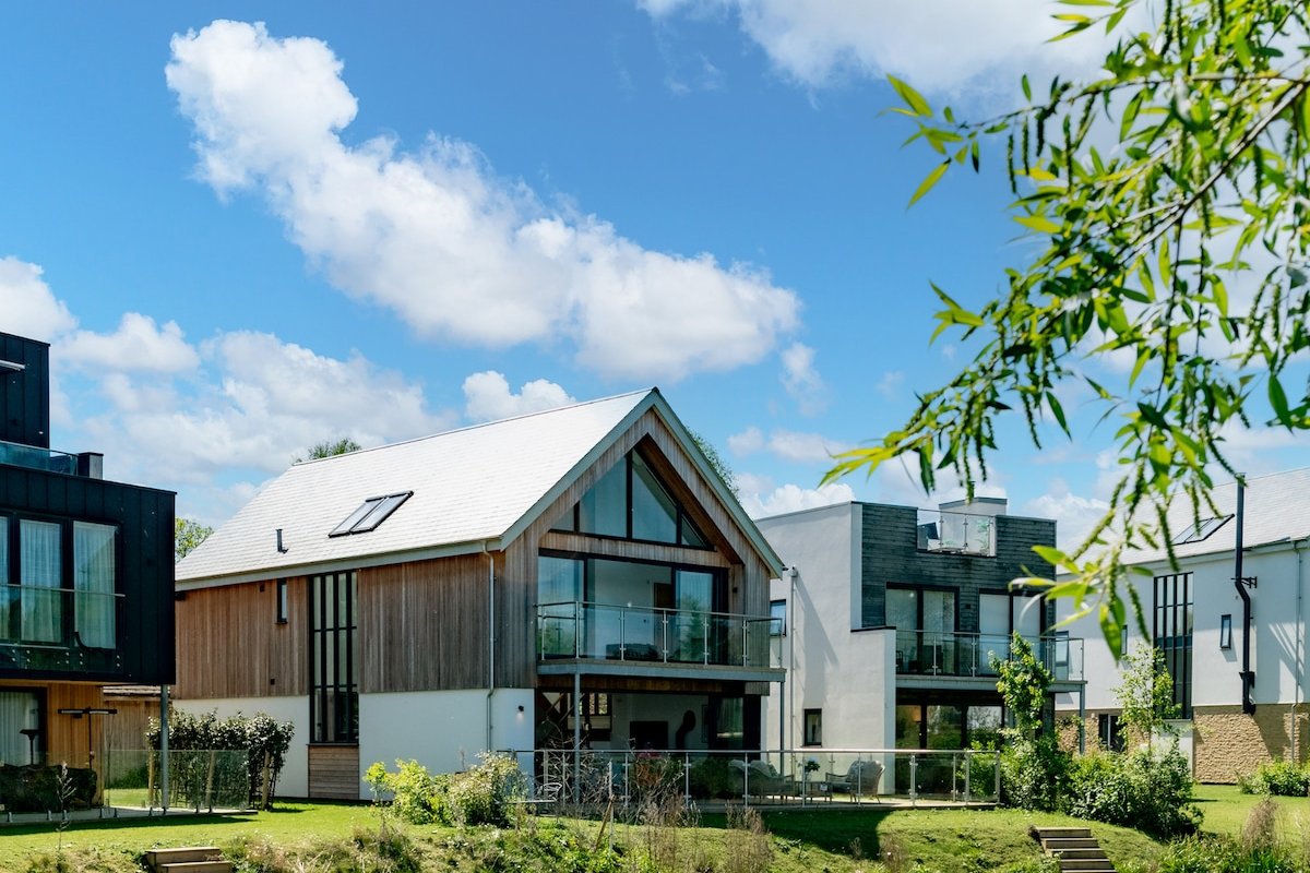 Mirrors Edge – Hot Tub, Spa & Dog-Friendly Stay