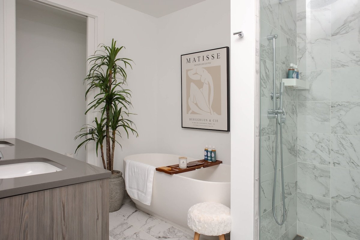 Iconic Downtown Penthouses Getaway + City Views gallery image 5