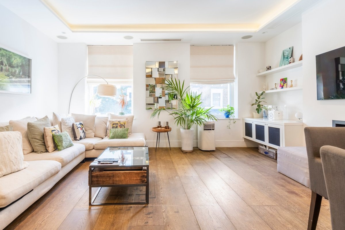 Minimalist Design Townhouse with Rooftop Terrace gallery image 2