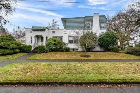 Spacious Willamette Wine Country Manor + Hot Tub gallery image 5