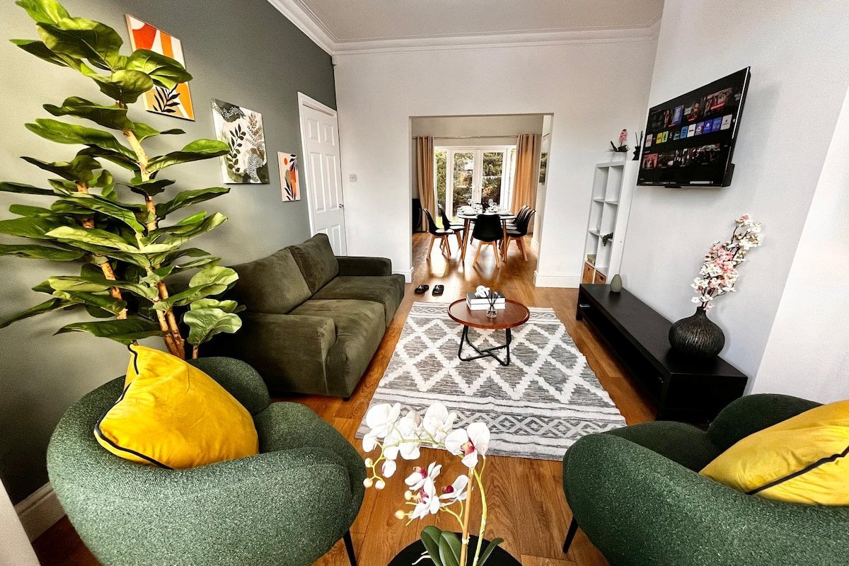 Spacious 6 bedroom house Altrincham gallery image 3