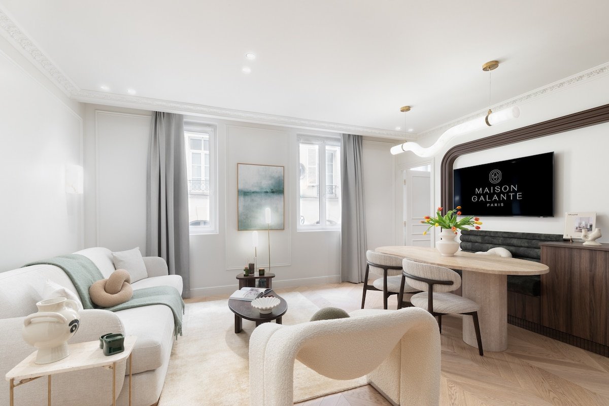 A Sophisticated 1-BR with Services in Louvre