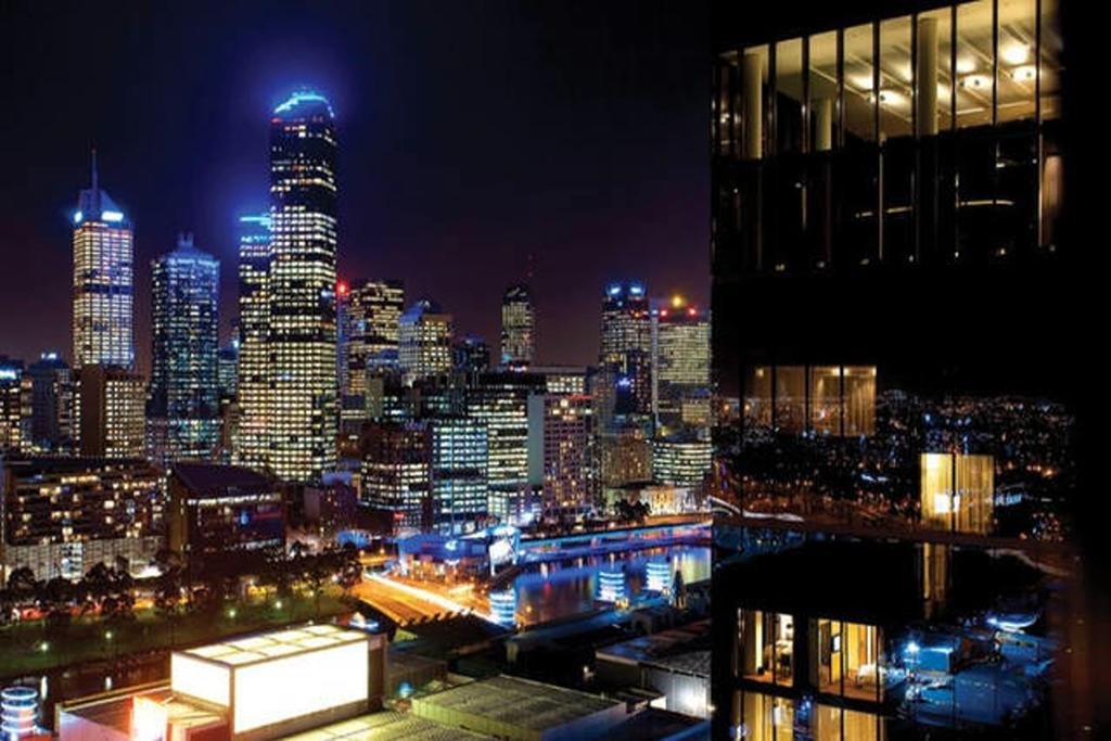 Amazing View 3 BR*2BTH*P APT in Heart of Southbank gallery image 5