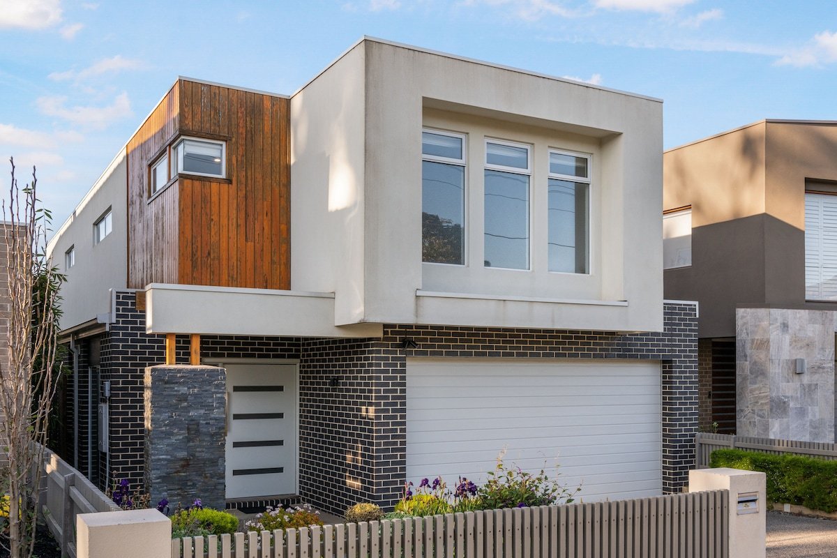 Newsom – Stylish and Elegant Home with 4 King Beds gallery image 2