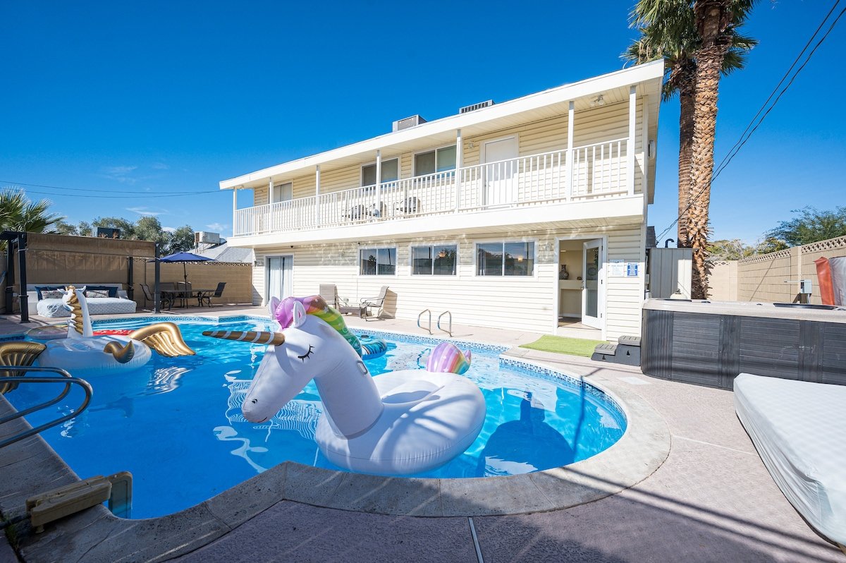 15 Beds, Heated Pool, Near Strip | Vibes dot Vegas gallery image 3