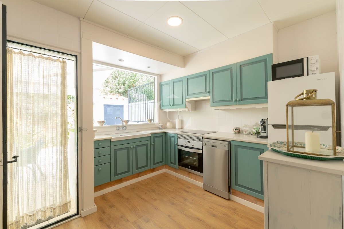 FLOR DE LIS – Pool, 10 min. walk to beach & bars gallery image 4