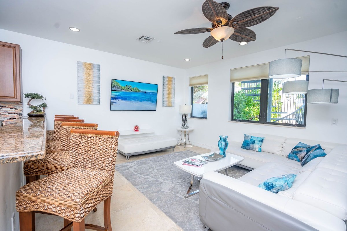 Beach & Las Olas Oasis. Best location! Heated Pool gallery image 4