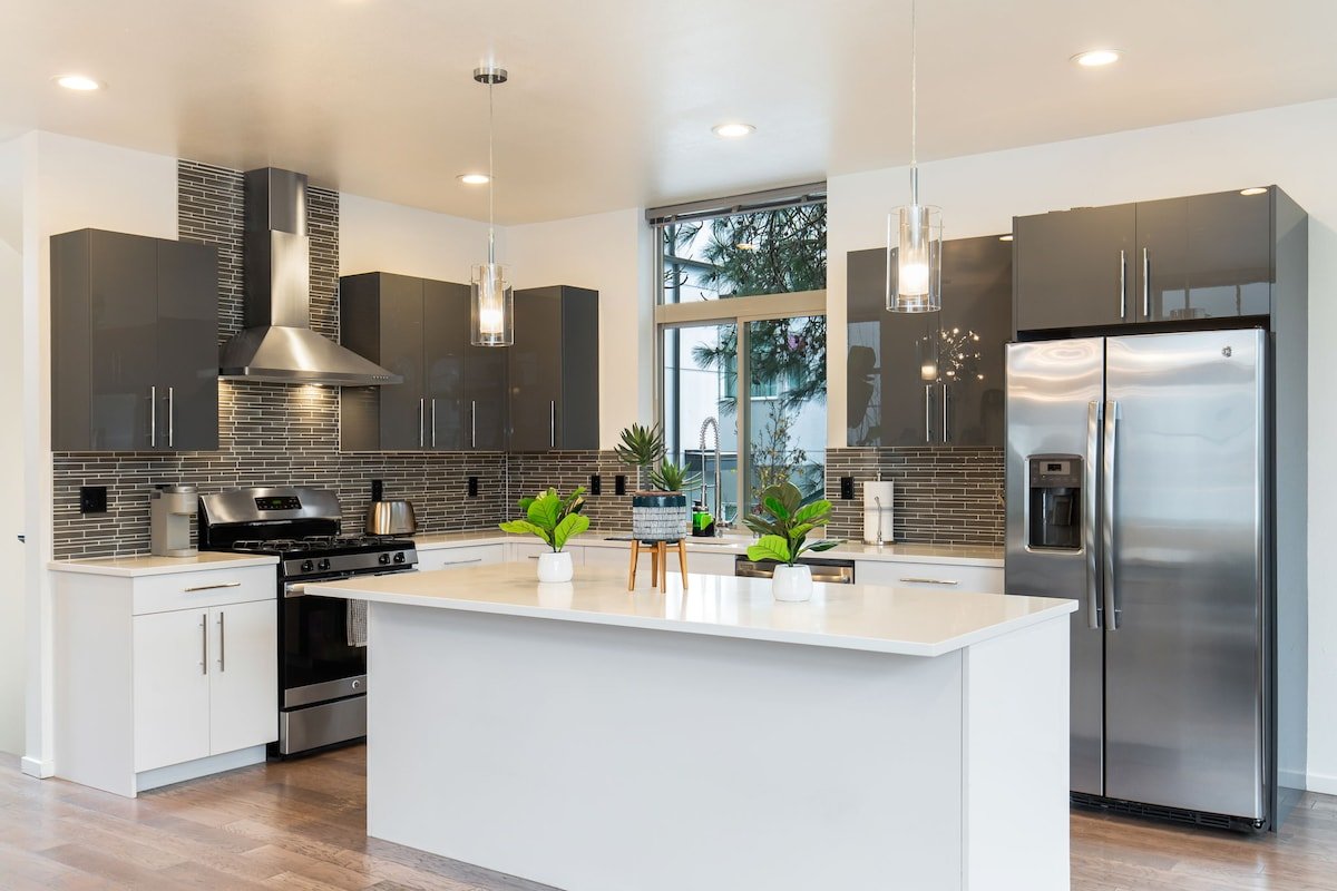 Luxe 3Bdr Home | Parking | Roof Oasis | City Views gallery image 2