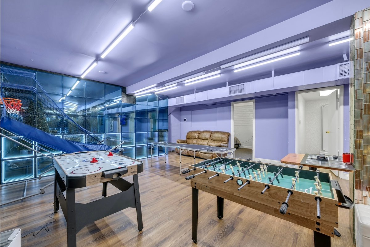 Holiday specials ｜Neon Nights Estate｜10BR4BA &Pool