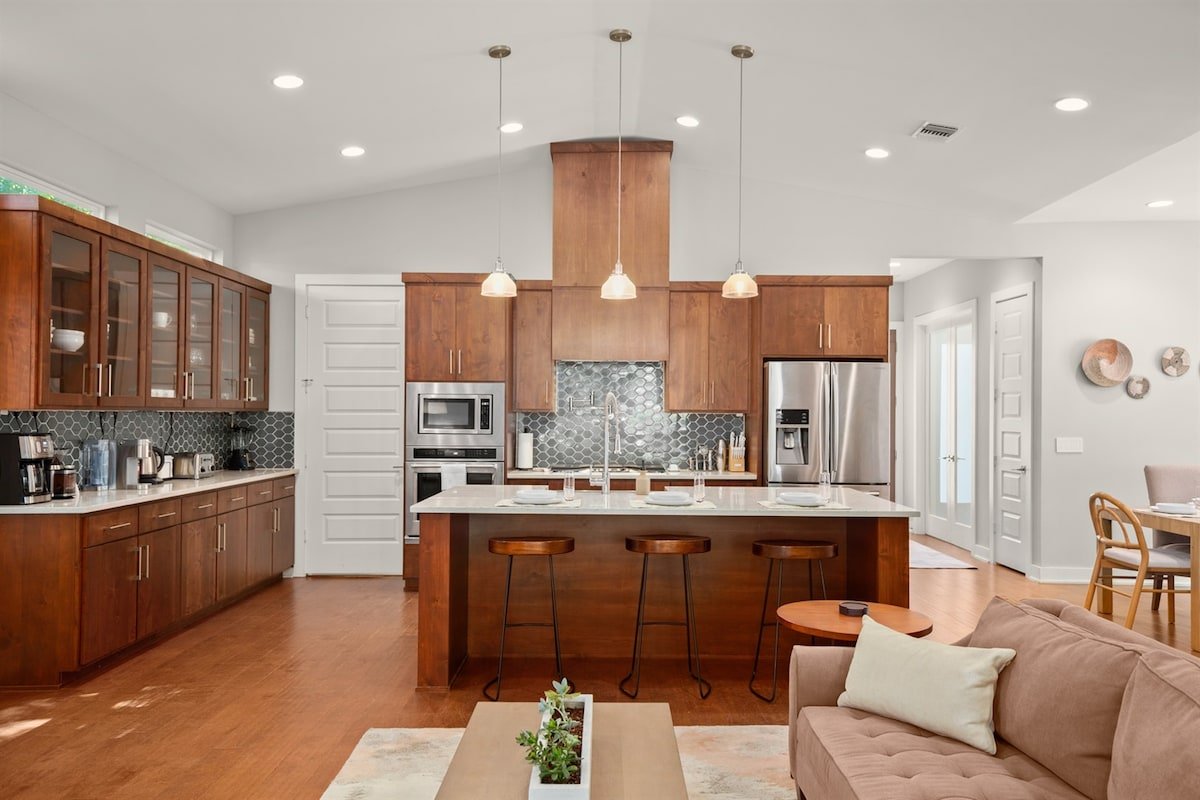 Luxury East Austin near Downtown w/ Heated POOL gallery image 5