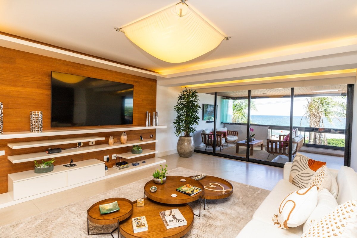 Luxury Beach Front Paradise! Daily Maid Service! gallery image 2