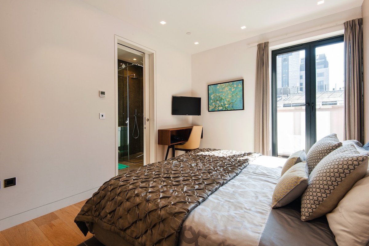 Explore Central London from a Luxurious Penthouse gallery image 3