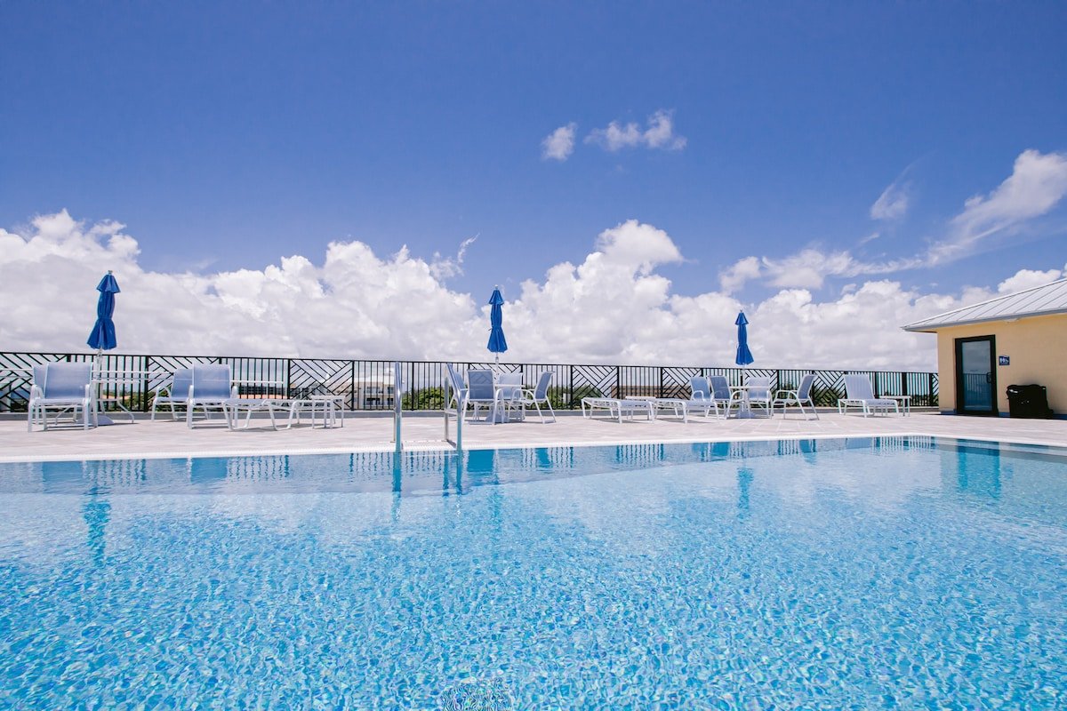 #103 2BR Apartment Rooftop Pool, Walk to Beach! gallery image 2